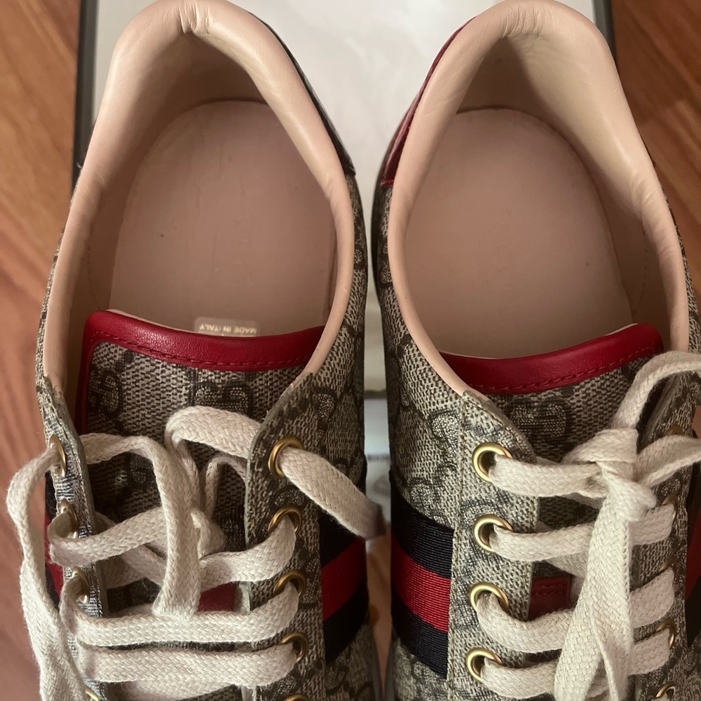 They are in perfect condition, it only has a small stain on the tape.